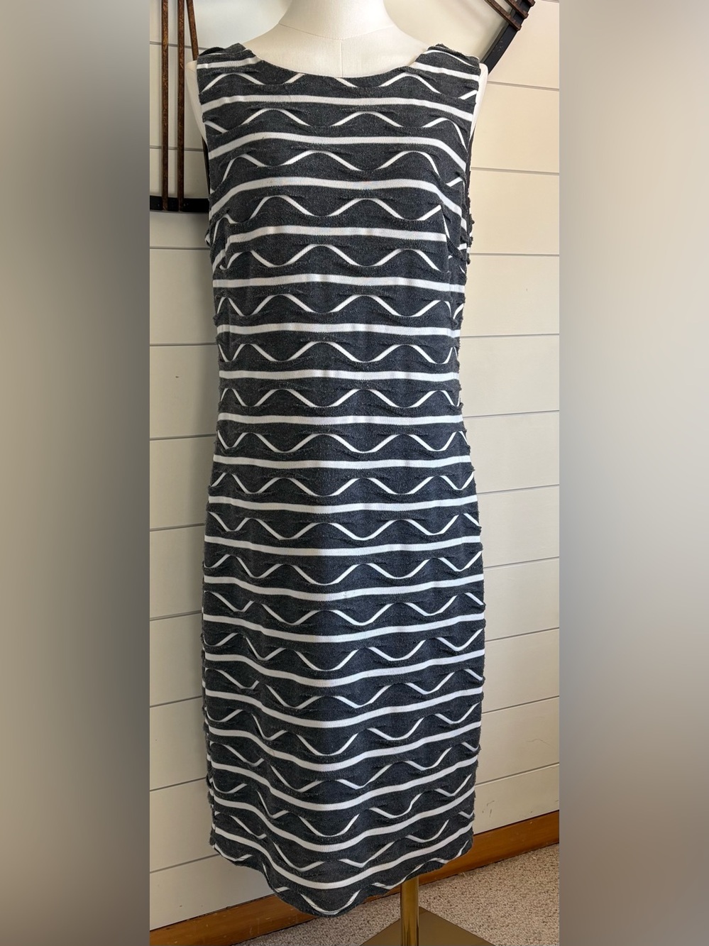 Frank Lyman Sleeveless Gray & White Wave-Stripe Textured Midi Sheath Dress - 12